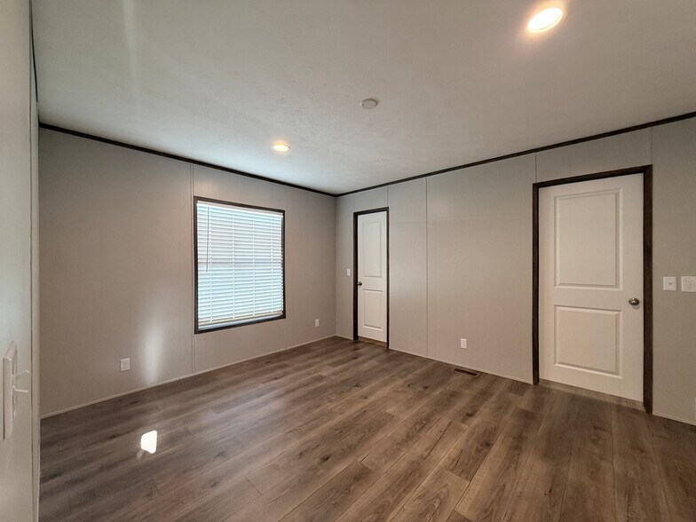 Building Photo - 127 Paramount Dr