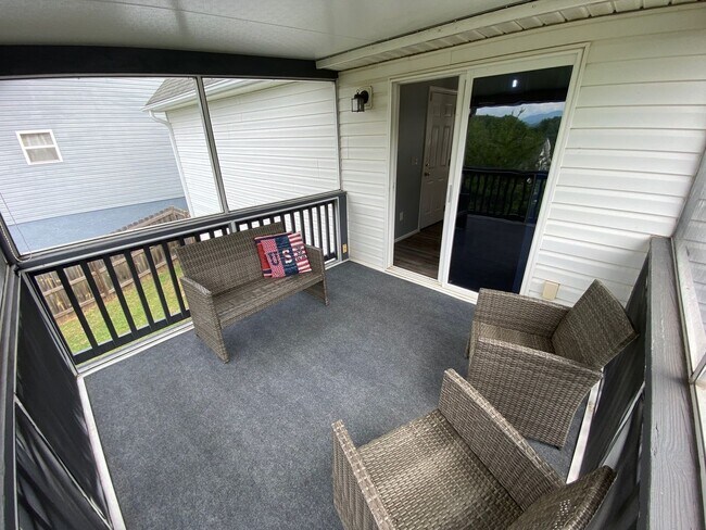 Building Photo - West AVL - Spacious Home in Scenic Bluff Subdivision