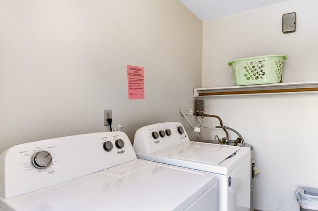 Building Photo - "Charming 2-Bedroom Oasis with 1 Bath in the Heart of Scottsdale!"