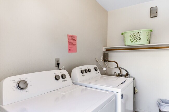 Building Photo - "Charming 2-Bedroom Oasis with 2 Full Baths in the Heart of Scottsdale!"