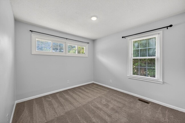 Building Photo - 2527 Country Club Rd