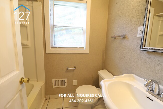 Building Photo - 3 Bedroom Unit with Electric and Water Utilities Included!!