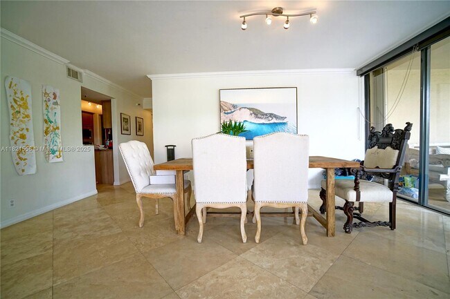 Building Photo - 2843 S Bayshore Dr