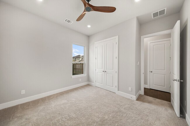 Building Photo - 9527 Sanger Wy