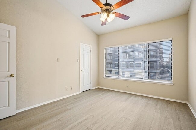 Building Photo - 807 W 25th St