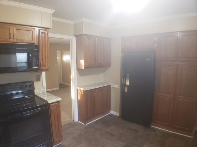 Kitchen with Full sized appliances - 3633 N 6th St