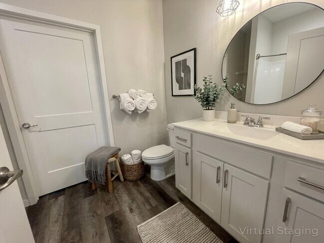 Building Photo - Fresh Paint and New Flooring 2 bedroom 2 bath Luxury Apartment Branson MO