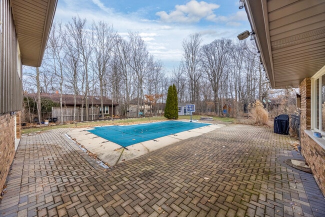 Building Photo - 641 Woods St