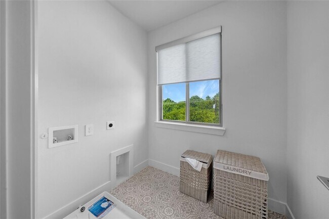 Building Photo - 2524 Havenhurst St
