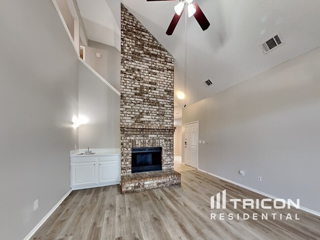 Building Photo - 916 Simon Dr