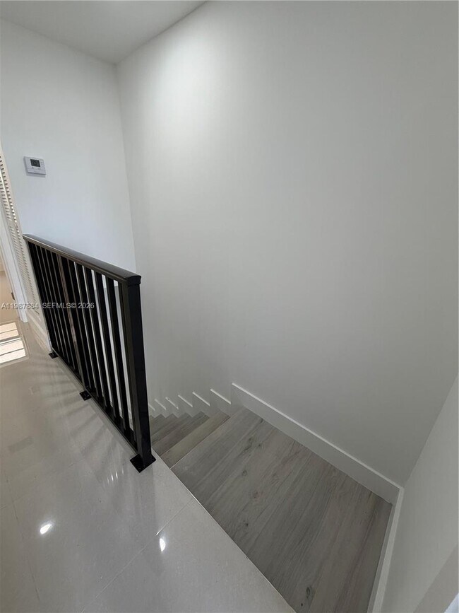 Building Photo - 1550 W 7th Ct