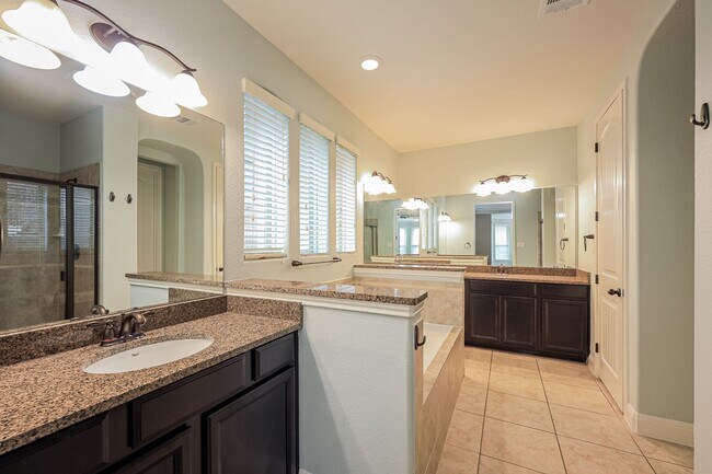 Building Photo - 5 Bedrooms and 3+ Living Spaces!