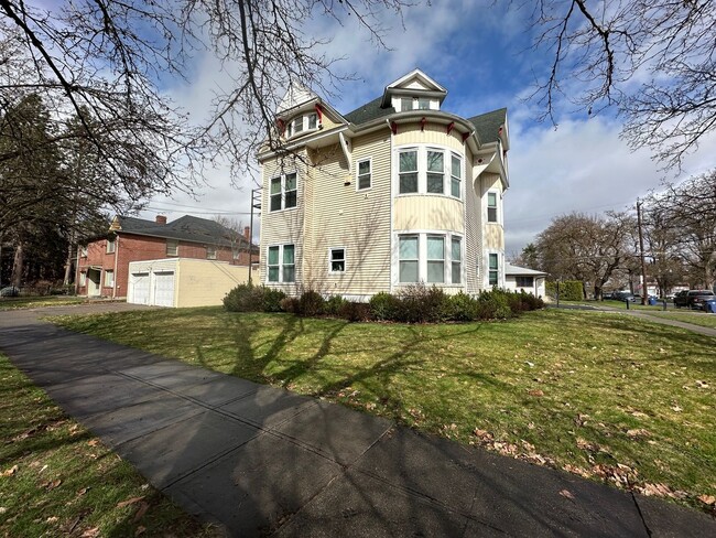 Building Photo - L986