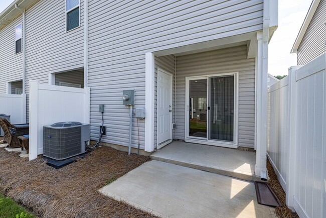 Building Photo - BEAUTIFUL 2 Bedroom Townhome in Midland Av...