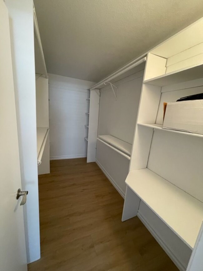 Building Photo - Beautiful 2 bedroom/2 bath end unit condo ...