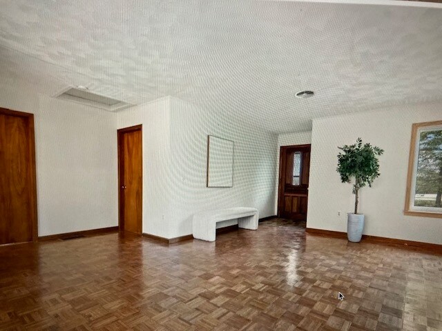 Building Photo - 719 Hanshaw Rd