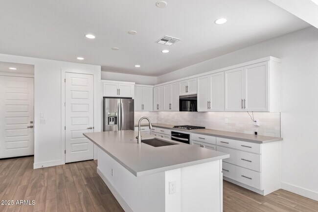 Building Photo - 21424 E Sparrow Dr