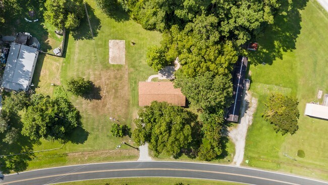Building Photo - 1045 Scott Town Rd