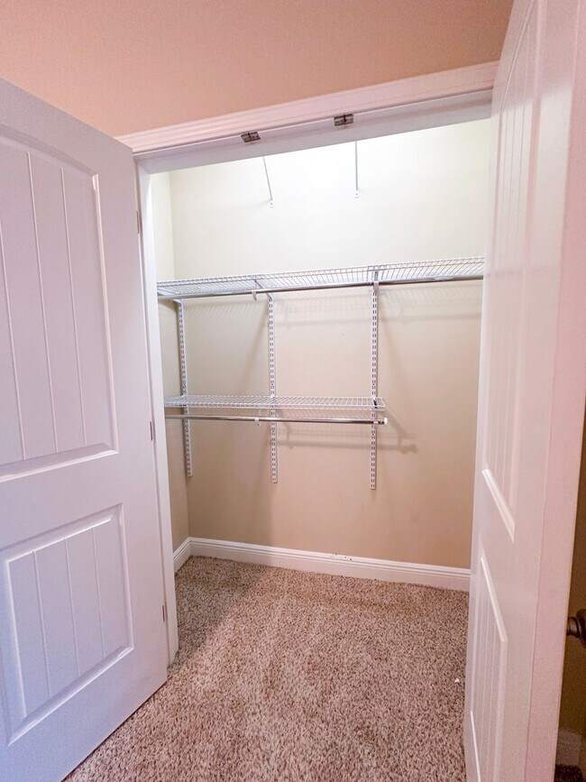 Building Photo - Well maintained 4 bedroom home with 2 car garage