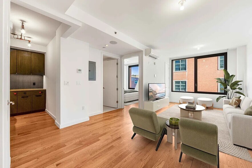 Primary Photo - 123 Melrose St