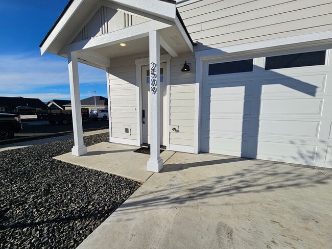 Building Photo - Peaceful Living Just Minutes from Town