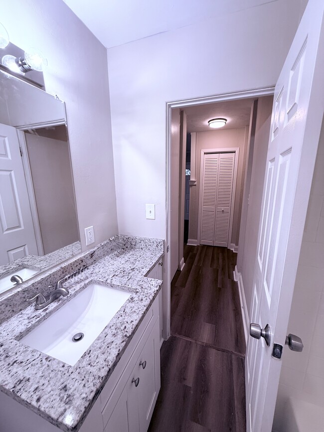 Building Photo - 811 S Lone Oak Dr