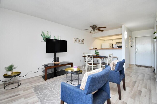 Building Photo - 2820 S Bartell Dr