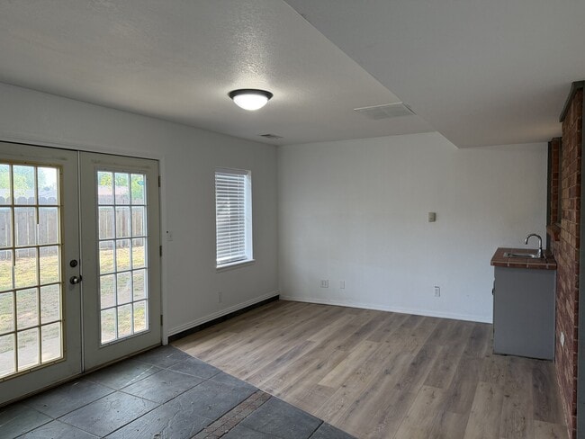 Building Photo - 202 N Cimarron Dr