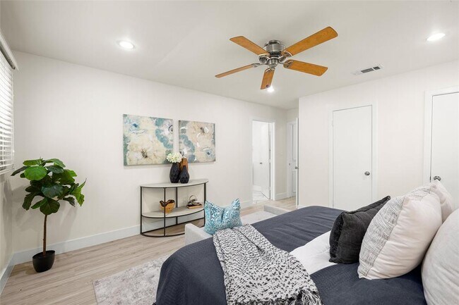 Building Photo - 3205 Santa Monica Dr