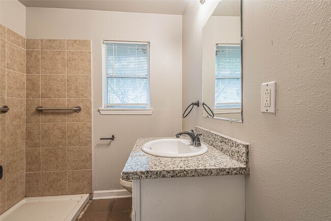 Building Photo - 5818 Glenhurst Dr