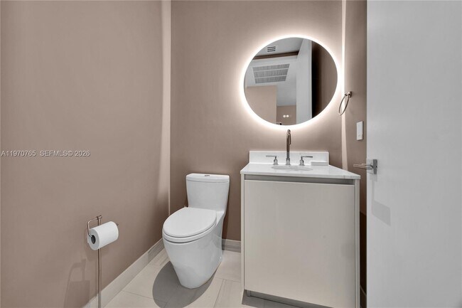 Building Photo - 2831 S Bayshore Dr