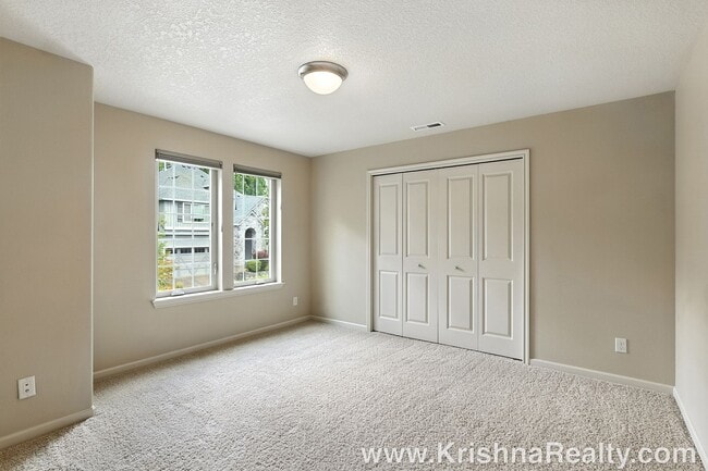 Building Photo - Gorgeous 6 BD* 3 BA* Single Family Home Located In Charming Arbor Meadows In Portland! **Minutes ...