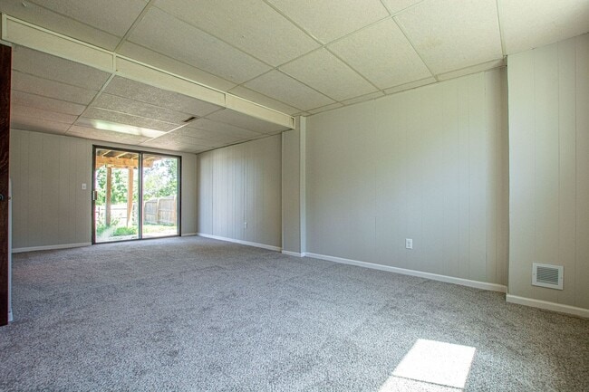 Building Photo - 3 Bedroom / 1.5 Bath with Fenced Backyard and Washer/Dryer in Walnut Grove in Millard!