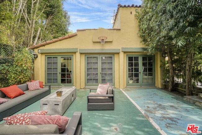 Building Photo - 707 N Bedford Dr