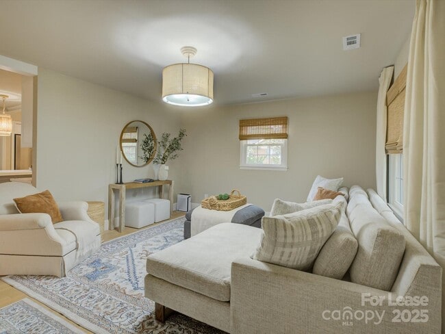 Building Photo - 2016 Wedgedale Dr