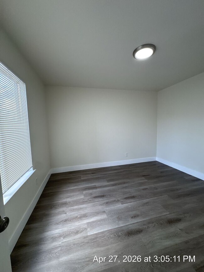 Building Photo - 2 Bedroom 1 Bath unit rent ready!