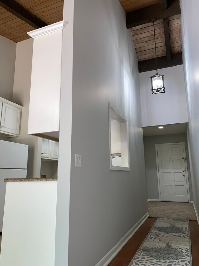 Entry Hallway - 2050 Cherokee Dr