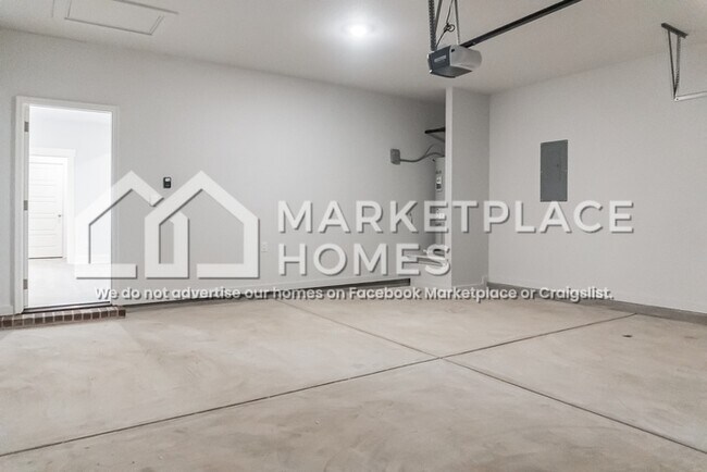 Building Photo - 2070 Hyacinth Ln