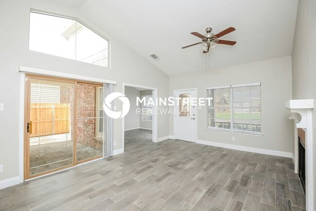 Building Photo - 3 Bedroom Pet-Friendly Home in Fort Worth, TX with Main Street Renewal
