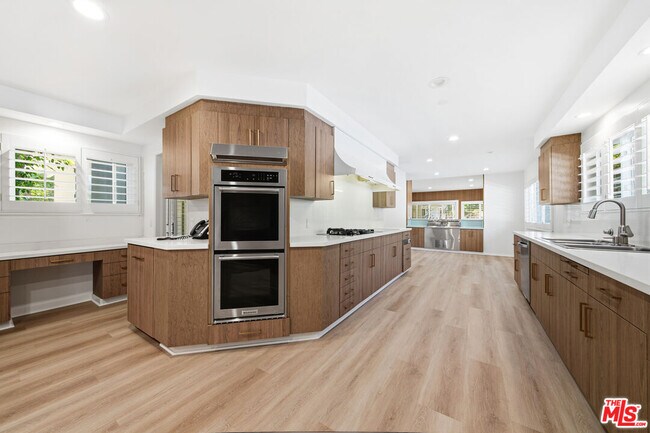 Building Photo - 8900 Alto Cedro Dr