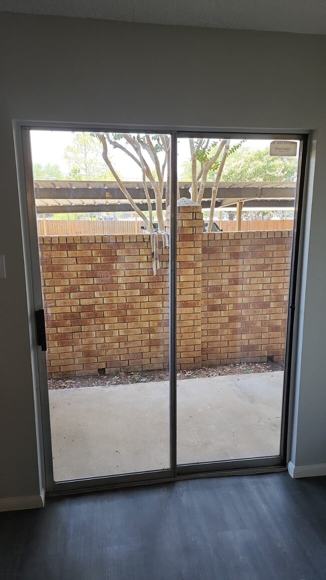 Building Photo - 11201 Lynbrook Dr