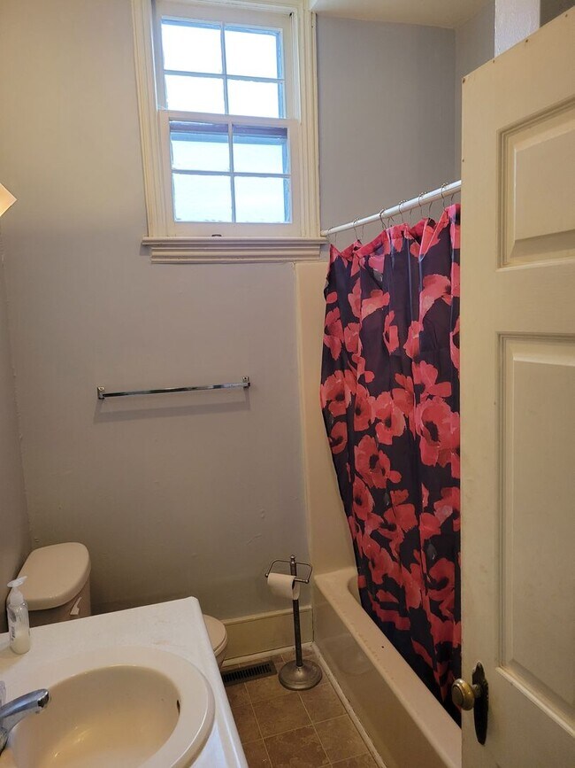 Building Photo - Large 4 bed 2 bath home near VSU