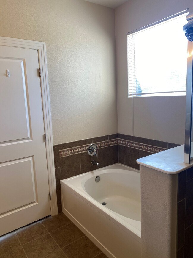 Building Photo - Spacious 2-Bed/2-Bath Cry Creek Crossing C...