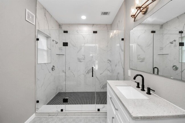 Building Photo - 1302 Raintree Cir