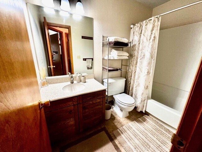 Building Photo - Long Term Rental- 549C Rainbow Village