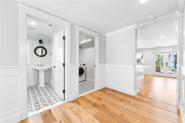 Building Photo - 308 7th St