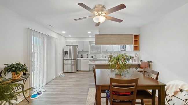 Building Photo - 2 Bed 2 Bath Condo Just Minutes from NAS Oceana Dam Neck in Virginia Beach!