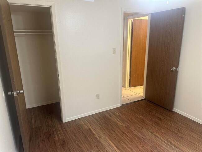 Building Photo - 6907 Woodhue Dr