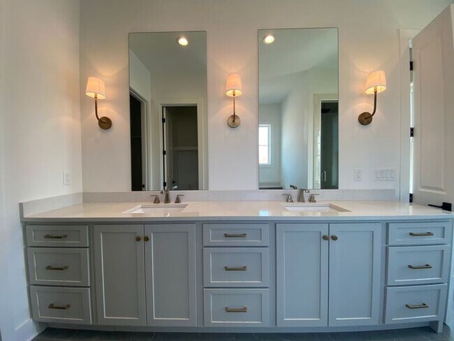 Building Photo - Luxury 4 Bed 3 Bath - 4 Minutes from Downt...