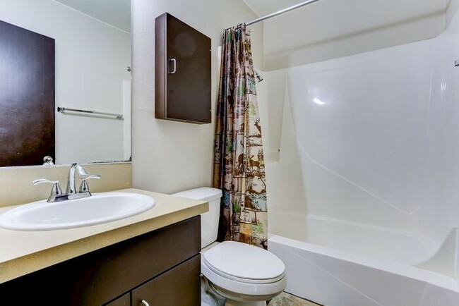 Building Photo - HUGE 1bed/1bath Downtown Living Available ...